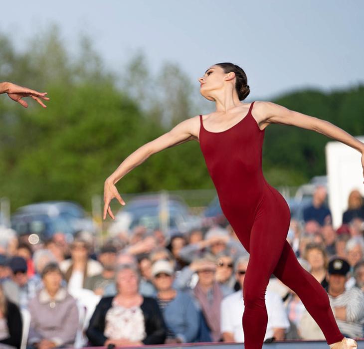 To balletdanser med publikum bag sig